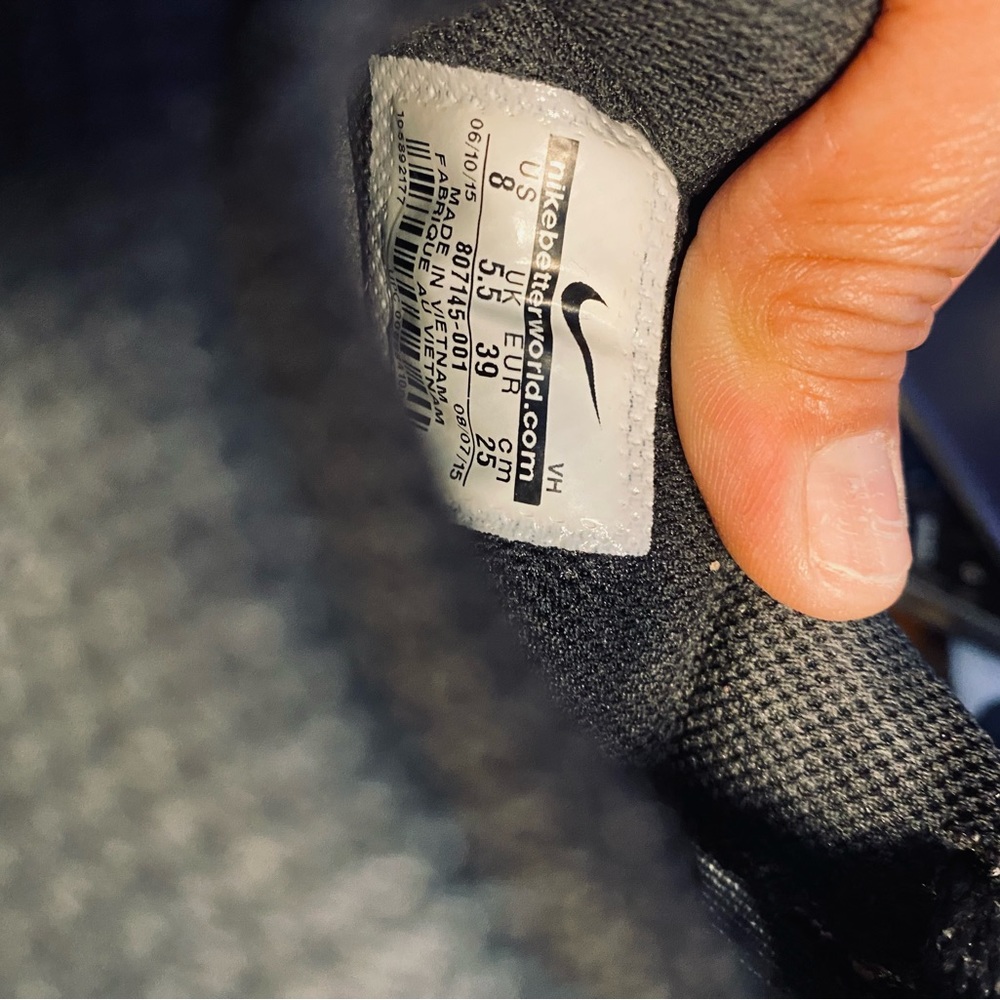 I purchased these Nikes size 8 I wear size 8/12 to 9 there a bit to snug for me